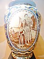 Faïence de Quimper : vase à couvercle de type chinois (scène inspirée d'une affiche d'Achille Granchi-Taylor pour la première « Fête des Filets bleus » à Concarneau en 1905, musée de la Faïence de Quimper).