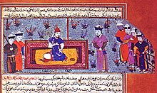 Photographie d'une miniature représentant une scène de cour avec plusieurs personnages, dont un assis sur un tapis entouré des autres