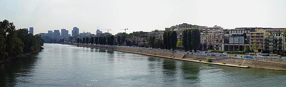 Vue de la Seine près de l'Île de la Jatte (à gauche) et de Courbevoie (à droite).