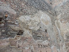 pan de mur en pierre, plaques d'enduit