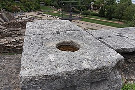 dalle en pierre avec un trou circulaire