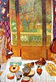 Tableau aux couleurs vives et lumineuses montrant une table chargée d'objets et aliments, devant une porte-fenêtre qui ouvre sur une verdure épaisse.