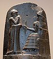 Le roi Hammurabi de Babylone face au dieu Shamash, détail de la stèle du Code de Hammurabi.