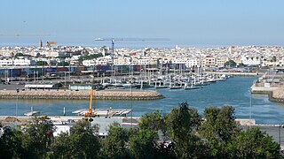 Vue depuis Rabat, capitale administrative du royaume, sur la marina de Salé.