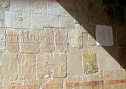 Des reliefs sur un mur du portique du temple funéraire de Hatchepsout.
