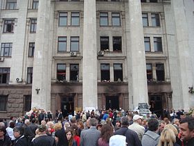 Commémoration le 10 mai 2014 en l'honneur de ceux qui sont morts dans les affrontements, devant la Maison des syndicats d'Odessa incendiée.