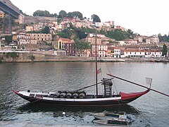 Bateau sur le fleuve Douro à Porto