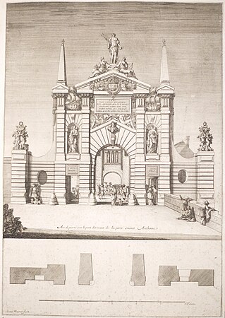 La porte de 1660, élargie avec son décor renouvelé, mais conservant les H de Henri III. On aperçoit au fond la veille porte médiévale.