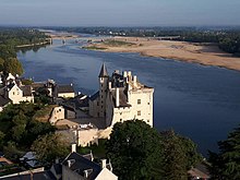 Photographie présentant une vue aérienne du château avec la Loire comme point de fuite.