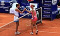 Tradicionalni pozdrav teniserki na kraju meča (D. Safina i E. Dementieva)