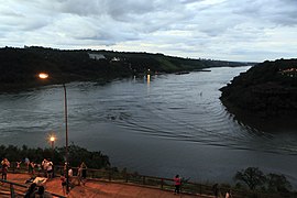 Vu depuis Puerto Iguazú en Argentine, le Río Iguazú (venant de droite) se jette dans le Paraná (qui s'écoule vers la gauche).