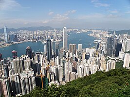 Vue de l'île de Hong Kong depuis Victoria Peak. En arrière-plan, le port Victoria et Kowloon.