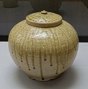 Jarre à couvercle. Grès de Sanage (Nagoya), à glaçure de cendre. 10e s. Musée national de Tokyo.