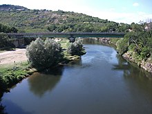 L'Allier vers l'amont et le pont de la voie ferrée au second plan