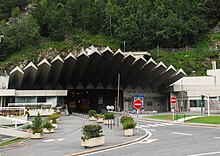 Photographie en couleurs de l'entrée du tunnel du Mont-Blanc, côté France