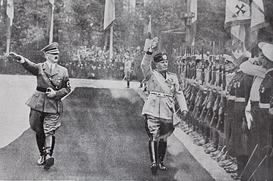 Mussolini passant en revue la garde d’honneur à la gare de Munich lors de sa visite en Allemagne en septembre 1937.