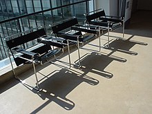 Chaise issue du Bauhaus de Dessau, réalisée en acier tubulaire et assise en cuir.