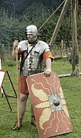 Légionnaire romain, IIe siècle apr. J.-C. Ce soldat porte la tenue développée par l'armée romaine, caractérisée notamment par le port de la lorica segmentata.