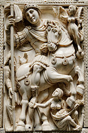 Photo d'une sculpture en ivoire représentant un homme à cheval