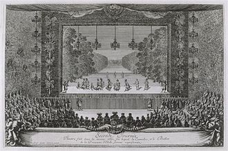 Gravure d'époque représentant une scène, son décor et le public de dos, avec le roi au centre.