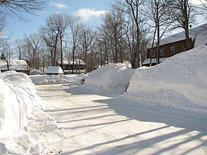 La neige abondante au Québec durant l'hiver 2007-2008 cause des problèmes de déneigement et crée des accumulations importantes devant les maisons.