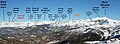 Panorama légendé - au nord de la station - de la chaîne du mont Pelat (3 050 m) au mont Mounier (2 817 m) des pistes de ski de Pra-Brûlé (1 970 m).