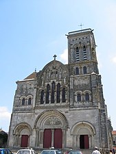 La façade de la basilique Sainte-Marie-Madeleine de Vézelay, inscrite au patrimoine mondial de l'UNESCO.