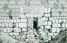 dessin d'une porte dans une muraille, ornée d'un linteau décoré