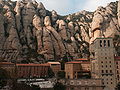 Le monastère au pied des rochers.