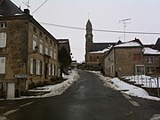 Rue du village et vue sur l'église.