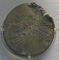 Une tablette d'astronomie, circulaire et fragmentaire, retrouvée à Ninive (VIIe siècle av. J.-C.) : représentation de constellations.