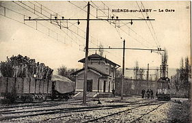 La ligne 16 était une véritable ligne de chemin de fer secondaire interurbain. On voit ici les larges installations de la gare de Hières-sur-Amby, où stationnent des wagons de marchandise, et une rame voyageur sur la droite du cliché