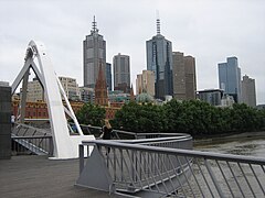 Skyline de Melbourne depuis le pont piétonnier sur la rivière Yarra.