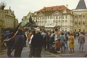 Manifestation sur la place de la vieille ville de Prague (Staroměstské náměstí), lors de la « Révolution ».