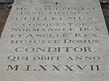 Dans la pierre est écrit : "Hic sepultus est invictissimus Guillelmus Conquestor, Normanniæ Dux, et Angliæ Rex, hujus ce Domus, Conditor, qui obiit anno M.LXXXVII."