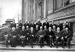 1924 г., в нижнем ряду вторая слева