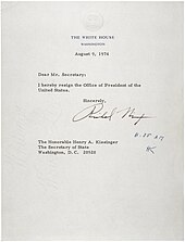 Courrier de deux lignes signé de la main de Nixon, à l'en-tête de la Maison Blanche.