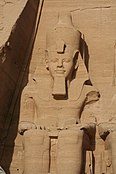 Gros plan de la statue la plus à gauche au temple de Ramsès II.