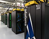 Rivejä suuria tietokonekabinetteja datakeskuksessa.