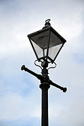 Lanterne classique à base carrée posée sur un candélabre à double potence de bannière Norvège