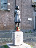 Statue d'Anne Frank à Utrecht, par Pieter d'Hont, faite en 1959.