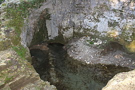 Source de la Font-Morillon, fontaine couverte ayant donné son nom à la commune.