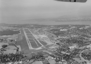 La piste et l'aéroport vue du sud-ouest en 1968.