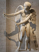 Ерос натеже свој лук, римска копија из Капитолијског музеја грчког оригинала Лизипа; 2. век; мермер; висина: 123nbsp;cm; Капитолски музеј (Рим)