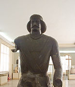 Statue d'un prince parthe, en bronze, provenant du sanctuaire de Shami en Élymaïde (Khuzestan). Musée national d'Iran.