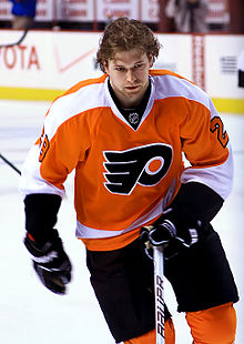 Photographie de Giroux avec le maillot orange des Flyers sans casque