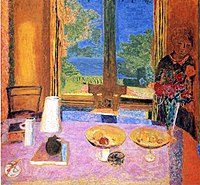 Tableau aux couleurs vives avec une table devant une fenêtre donnant sur un jardin et la mer, et à droite une silhouette de femme.
