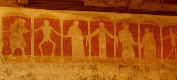 Fresque à la chapelle de Kermaria an Iskuit. Au centre, le médecin, la femme, le banquier et le mendiant créent une rupture dans l'alternance vivant et mort.