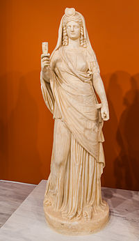 Statue syncrétique d'Isis / Perséphone, statue en marbre, IIe siècle, Musée archéologique d’Héraklion, Grèce.