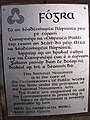 Écriture gaélique sur une plaque d'un monument national (Irlande).